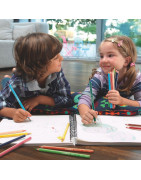 Crayons noirs et crayons de couleurs
